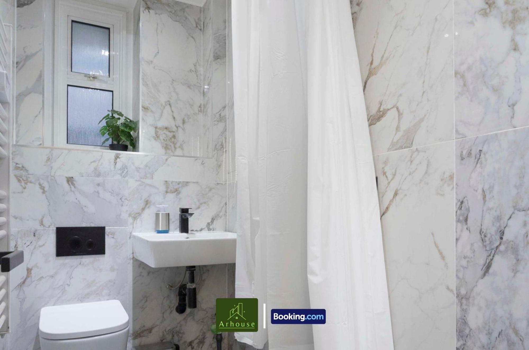 2 Bedroom By Arhouse Short Lets & Serviced Oxford St With Free Wifi Appartamento